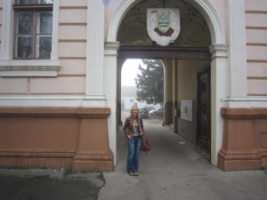 That's me in front of the Srbobran registrar's office, where the lovely, patient Stefanka proved instrumental in my search for Radinka Gavanski.