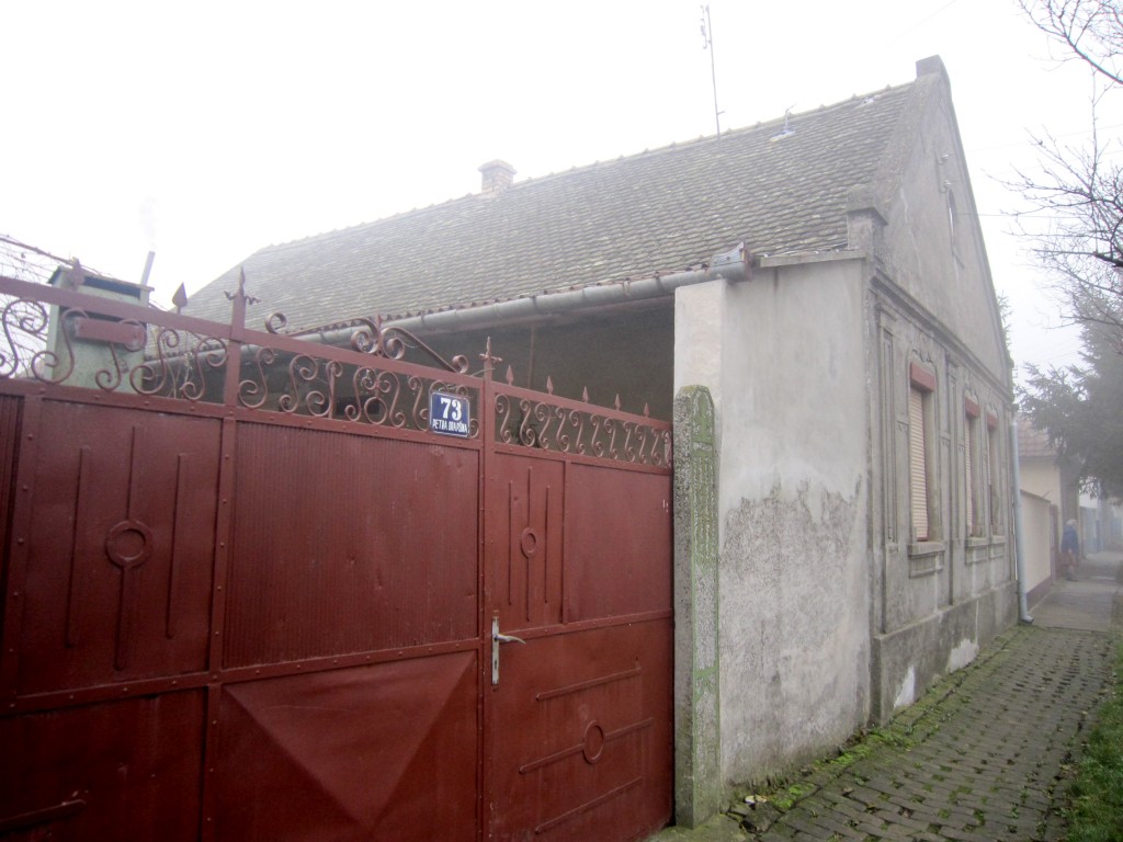 The house and street entrance of the former Gavanski residence in Srbobran.